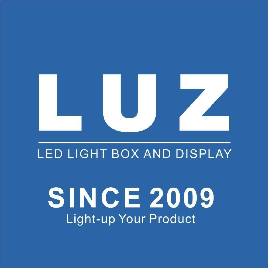 Pourquoi les caissons lumineux solaires et les solutions d&#39;affichage LED obtiennent des avis 5 étoiles de la part des clients commerciaux américains et canadiens