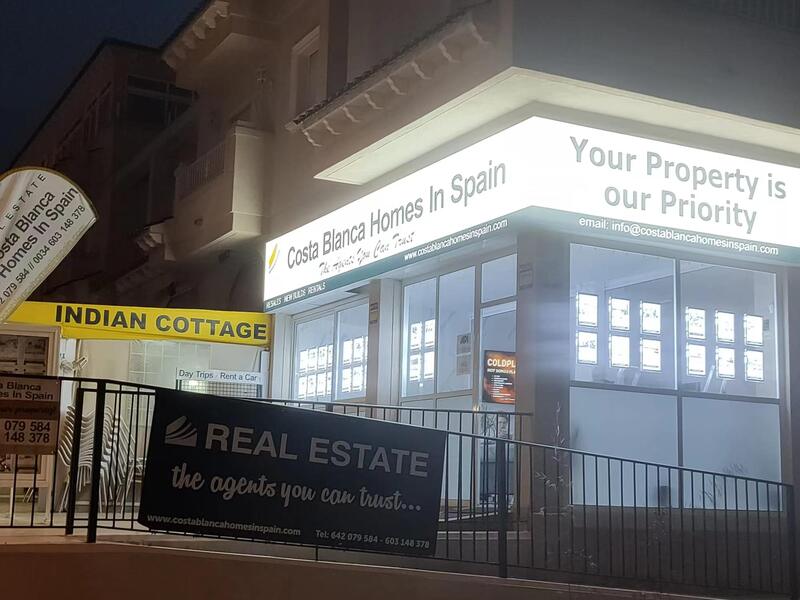 Vitrines LED suspendues par câbles pour un succès immobilier