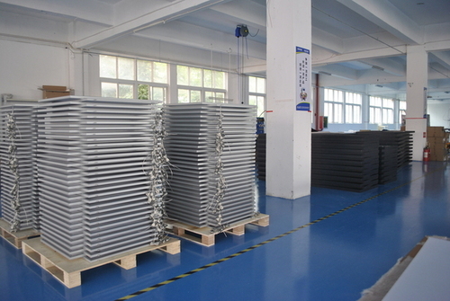 Lignes de production intensives de caissons lumineux LED : répondre à la demande nord-américaine avec qualité et rapidité