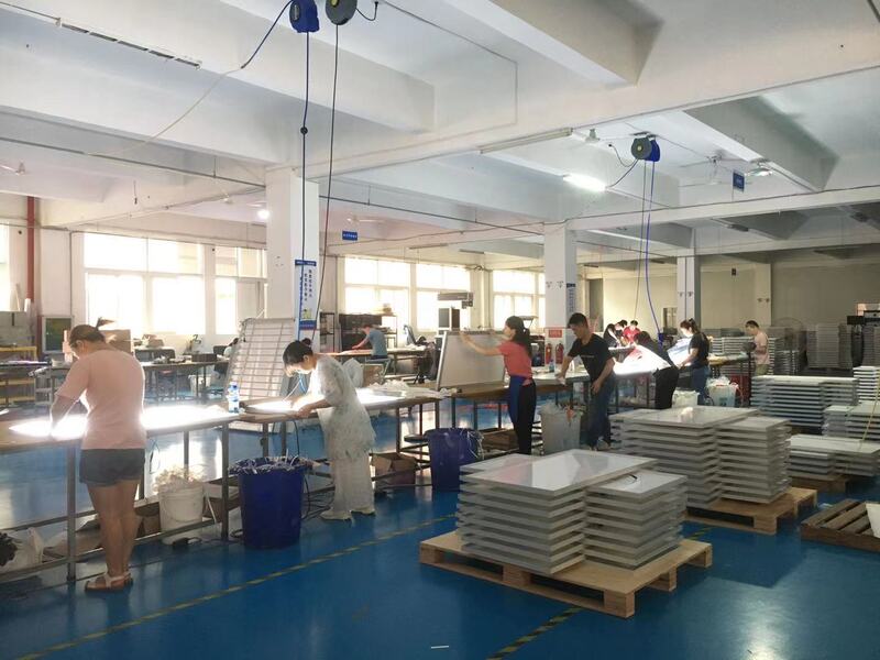 Dans notre atelier animé : Conception de solutions de caissons lumineux LED haut de gamme