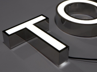 Quelle est la différence entre une lettre-boîtier illuminée à éclairage frontal et une lettre-boîtier illuminée par un halo ?