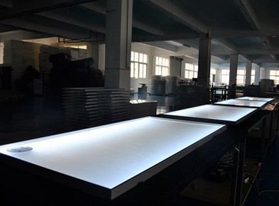 Notre usine se dépêche de livrer des cadres LED haut de gamme avant le Nouvel An chinois.