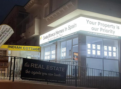 Vitrines LED suspendues par câbles pour un succès immobilier