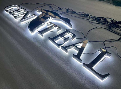 Que sont les lettres-boîtiers lumineuses ?